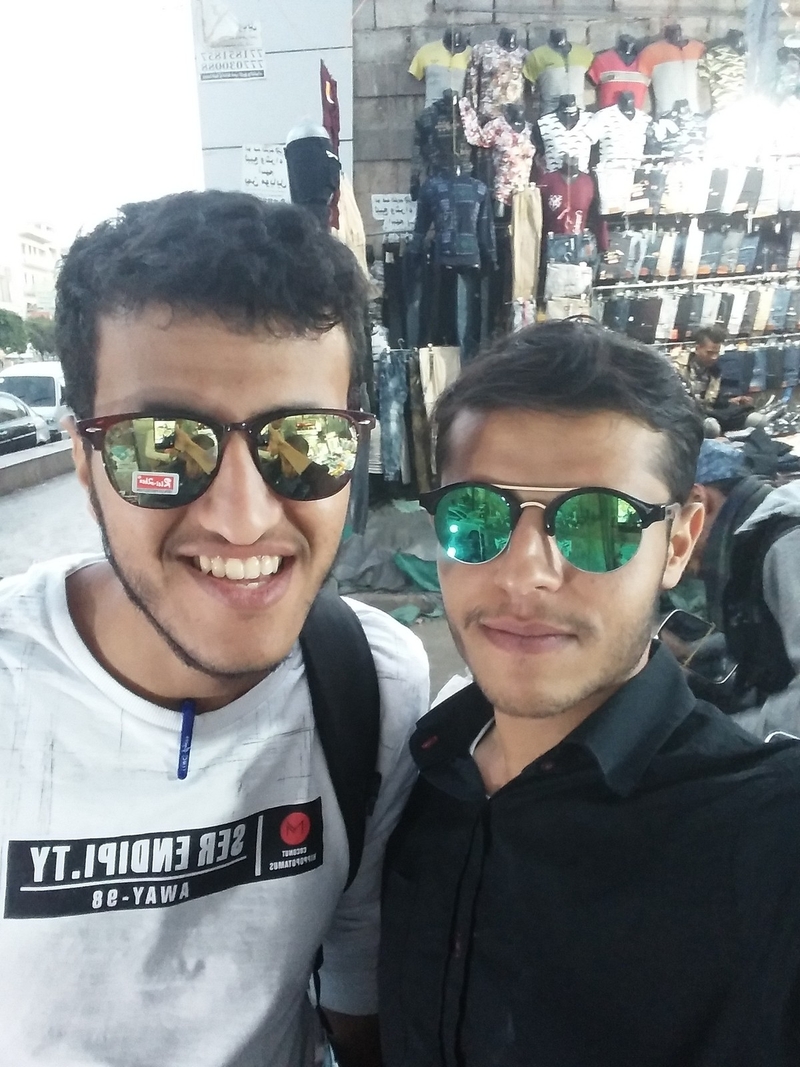 صورتي مع محمد الحميدي من أمام بائع النظارات الشمسية